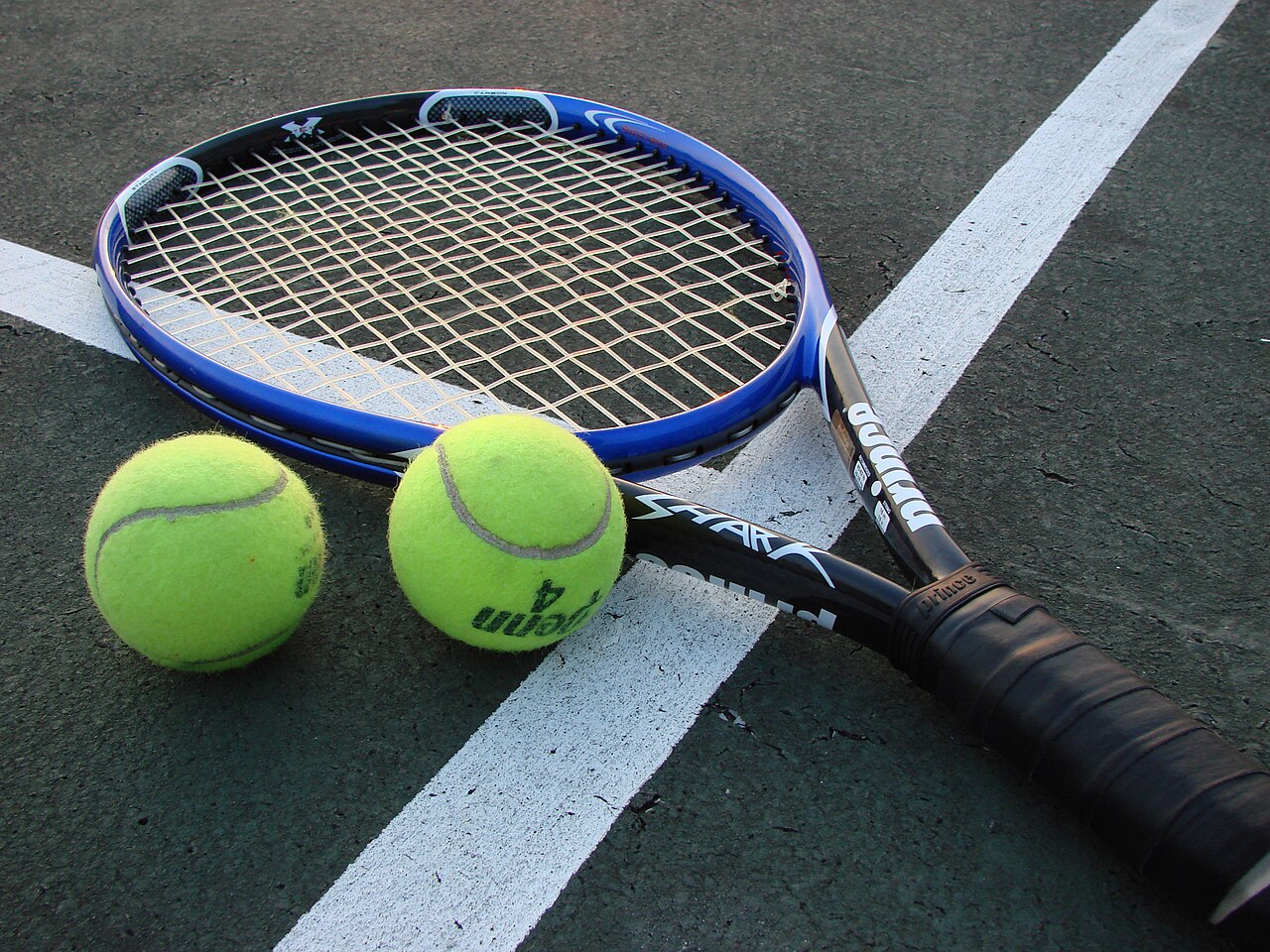 Tennis_Racket_and_Balls Puglia Sport Channel, magazine sportivo, calcio, pallavolo, tennis, Pallacanestro, Puglia, Sport, Sport in Puglia